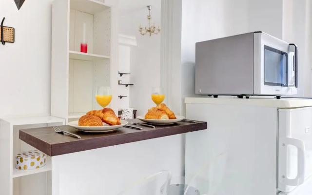 Elegant 1BR Steps to Marais & Louvre