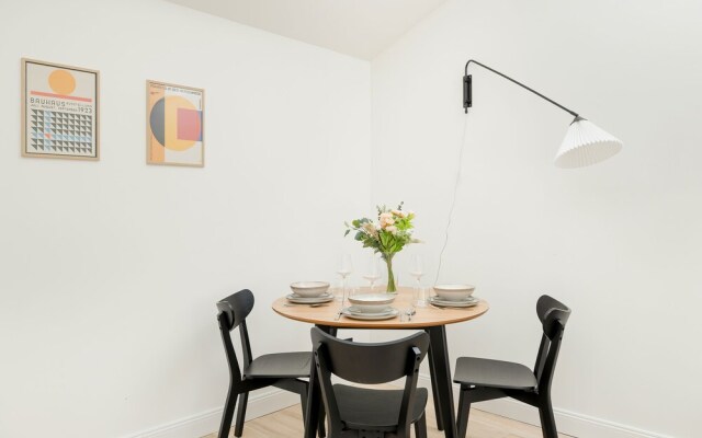 Bright Apartment Poznań by Renters