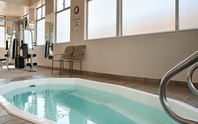 Econo Lodge Inn & Suites