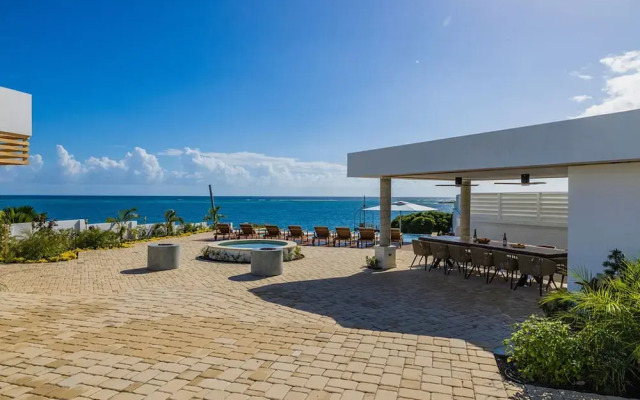 Beachfront Villa w Pool Sleeps 16 Dining Tub