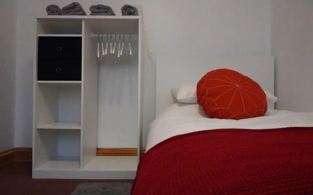Captivating 4-bed House in Milton Keynes