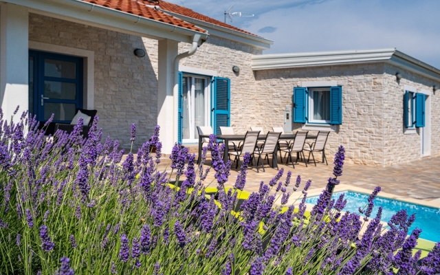 Holiday house Ani 1 - with pool : Privlaka, Zadar riviera