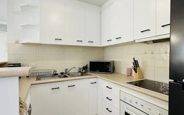 Modern Apartment in Chevron Island