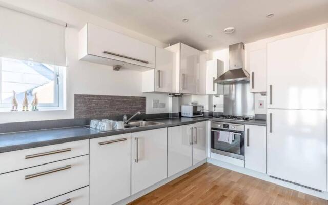 2 Bed & 2 Bath Modern Apartment - Free Parking