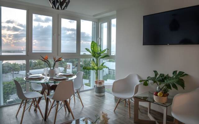 CHIC- Newly Renovated 1 BDR at the best beach