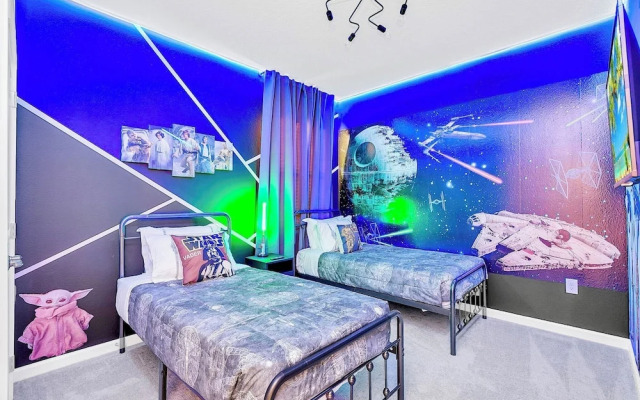 UpstaySleeps20ThemeRoomsPoolHotTubTheatr