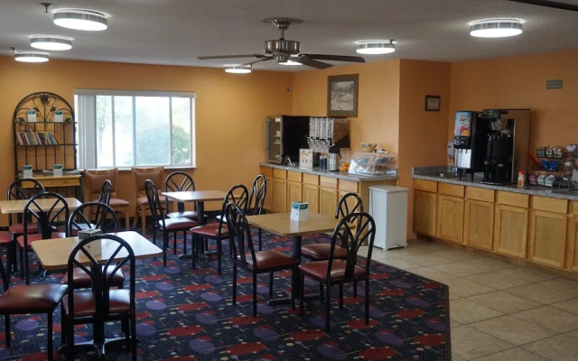 Econo Lodge & Suites