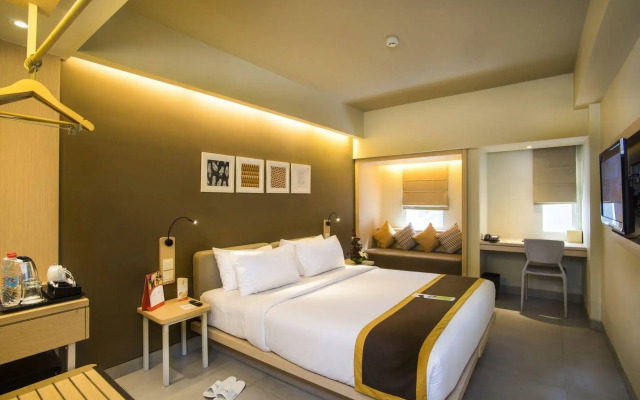 Отель Sevn Legian