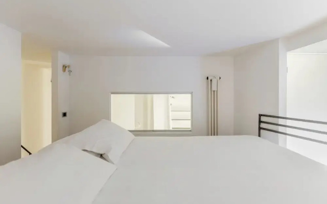 Modern Apartment with Mezzanine