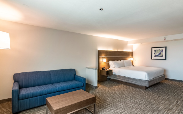 Holiday Inn Express & Suites Camarillo by IHG