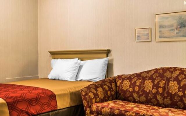 Econo Lodge Inn & Suites White Haven