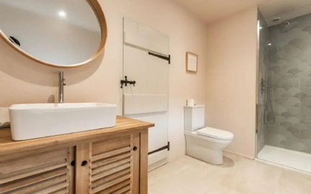 Host Stay White End