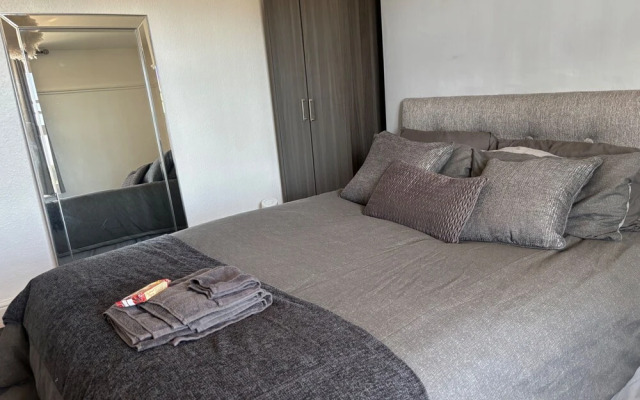 Modern 2-bed Victorian Apartment - Sleeps 6 & Pets
