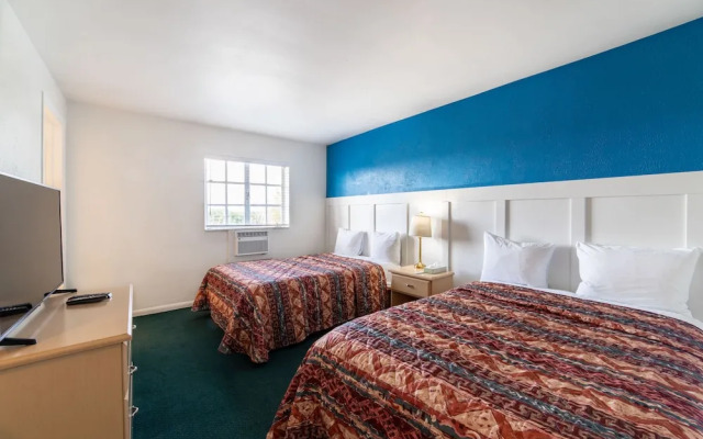 Captain's Table Hotel