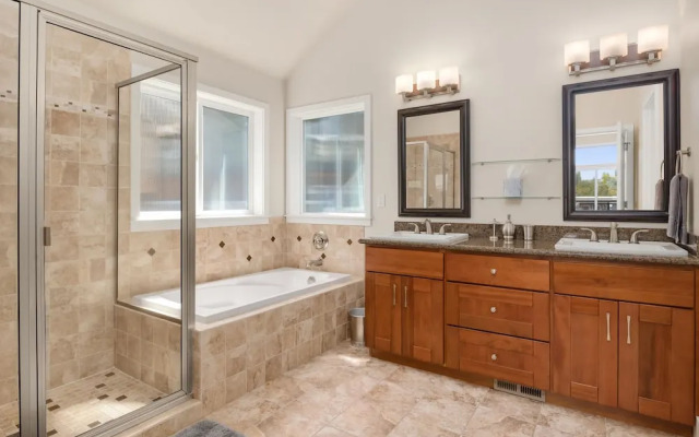 Seattle Vacation Home: The Aerodrome