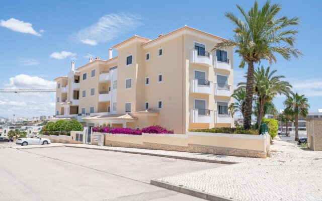 Bright and Comfortable 2 Bedroom Apartment in Porto de Mos by Ideal Homes