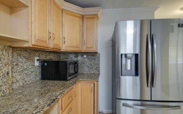Spacious Triangle Townhome - Near Hiking & Golf!