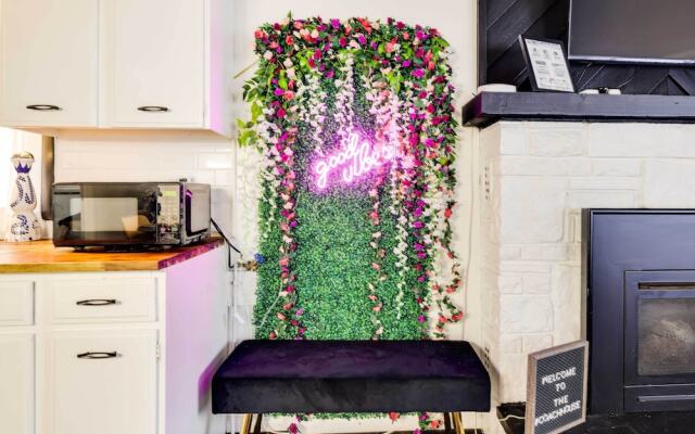 Pet-friendly Cabin w/ Hot Tub in Pocono Lake!