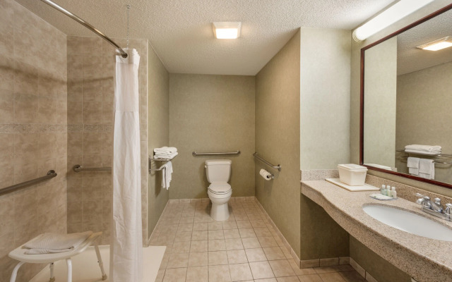 Quality Inn & Suites Fishkill South near I-84