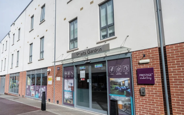 Students Only Straits Egham - 40 mins to Waterloo - Direct Bus to Heathrow