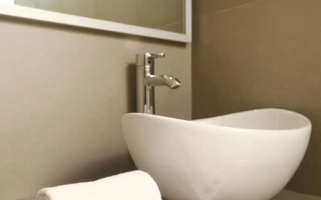 Mumbai Metro - The Executive Hotel