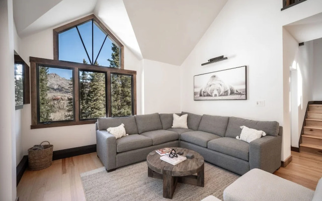 Winterleaf 4 Bedroom Home by RedAwning