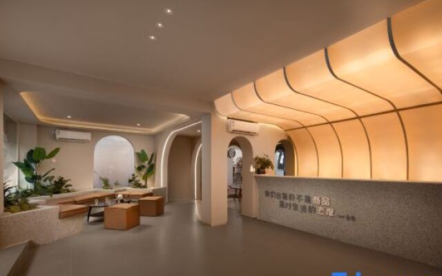 Sanya Moonlight Dolphin designer Seascape Art B&B