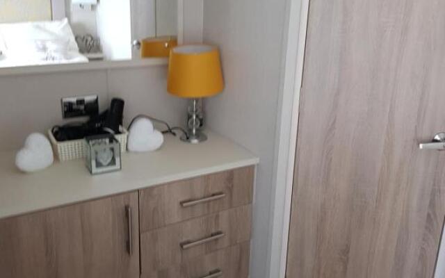 Mini lodge hot tub hols at Kingfisher Court