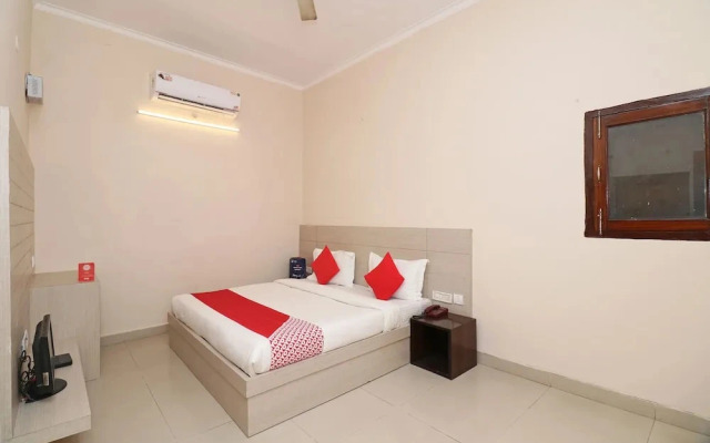 Hotel Rajshri by OYO Rooms