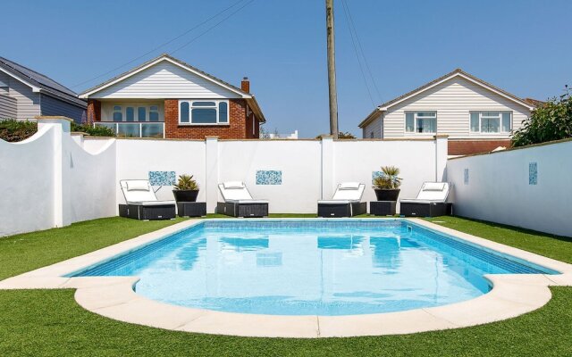 Vibrant Seafront Home With Seasonal Pool