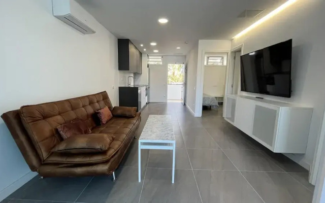 Renovated Apartment by the Beach and Yumbo Centre
