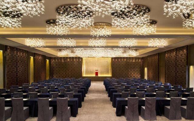 HUALUXE Shanghai Twelve at Hengshan by IHG