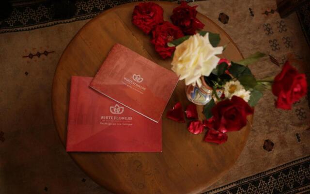 Riad White Flowers