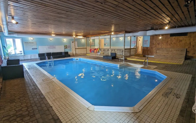 Great Blue Resorts - McCreary's Beach