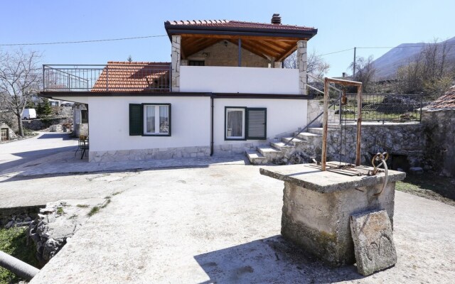 Rustic Stone House Bajeli with Jacuzzi