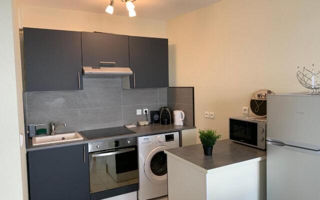 F2 rénové,lumineux avec balcon,parking et piscine