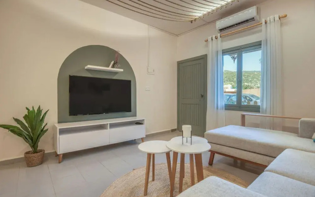 Agrius - Elegant Studio & Balcony in Batroun