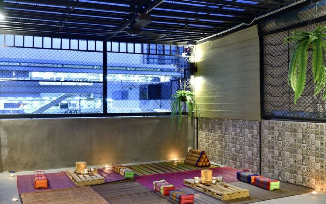 M Gray Hostel & Cafe