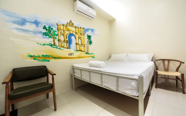 Tambayan Capsule Hostel & Bar