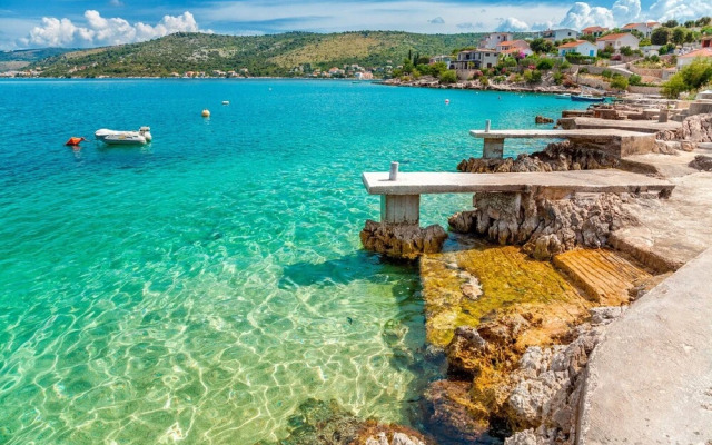 Seafront apt With Balcony, sea View and Mooring