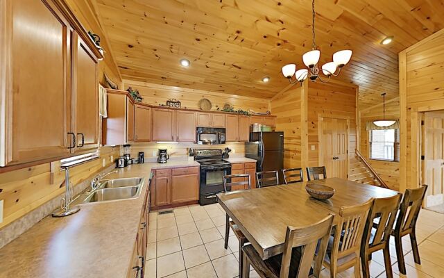 Gatlinburg Falls W/ Hot Tub & Big Views! 2 Bedroom Cabin