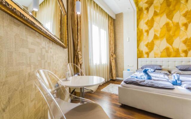 Chain Bridge Studio Apartment