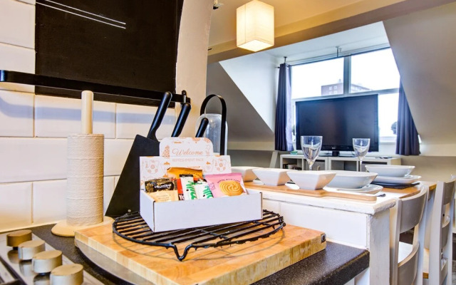 Entire Artistic Open-plan Top Floor Apartment