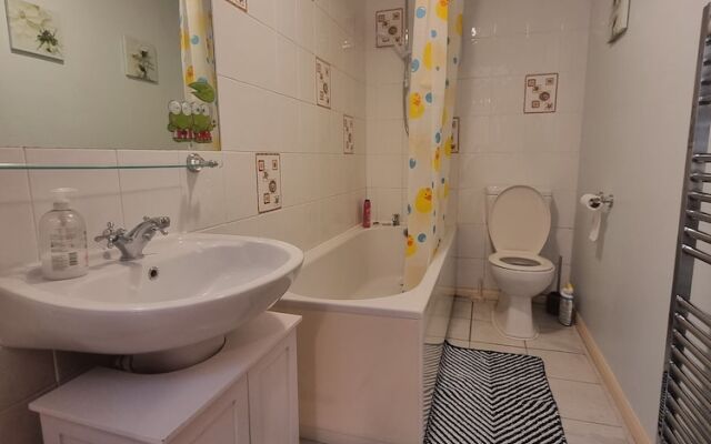 Lovely 2 Bedroom Apartment With Private Parking
