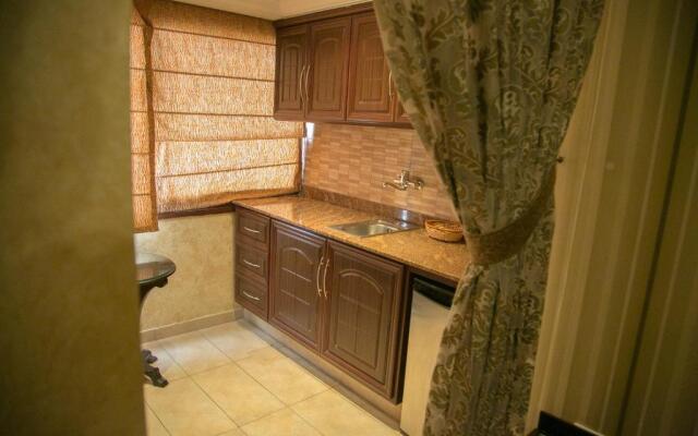 Queen's Suite Hotel