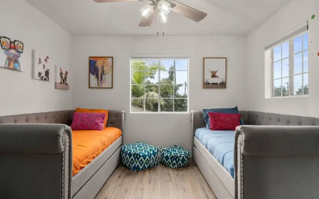 The Avalon - Modern Colorful w Private Parking