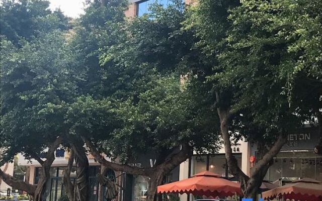 PengChengLijing Hotel (Zhuhai Gongbei Port Qinglv South Road)