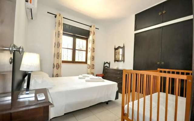 Traditional Private Pool, Walking Distance to Centre, Golf Facing
