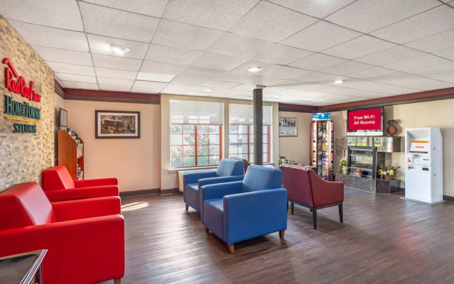 HomeTowne Studios by Red Roof Lancaster