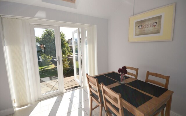 Fantastic 4 Bedroom House In Bath With Garden